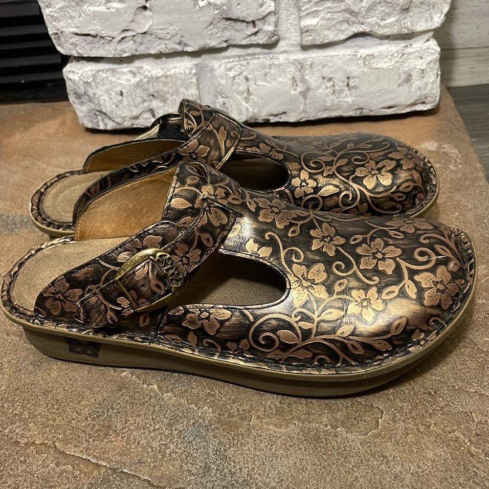 Algeria Women’s Clogs Size 39 (USA 8)